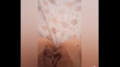 Greta va in bagno e poi si riscalda sotto la coperta Thumb