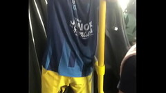 Boy no &ocirc_nibus com a mala marcando Thumb