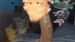 Joven cuando sale de estudiar va a casa de amigos Thumb