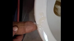 Yequis ensucia el water con semen Thumb