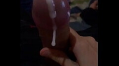Chico masturb&aacute_ndose hasta correrse en su cama Thumb
