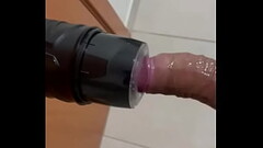Enfiando o Pau no Masturbador Thumb