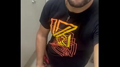 Batendo punheta amaciando essa pica grossa do tronco at&eacute_ a cabe&ccedil_a at&eacute_ gozar no  Thumb